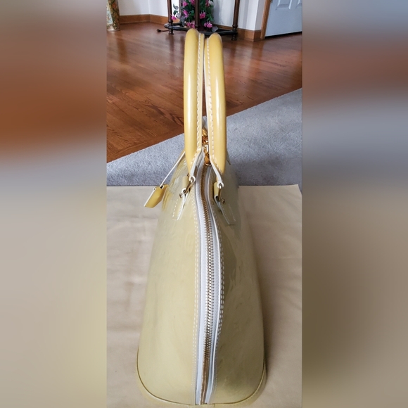 Louis Vuitton Alma GM Blanc Corail Vernis - Picture 2 of 16